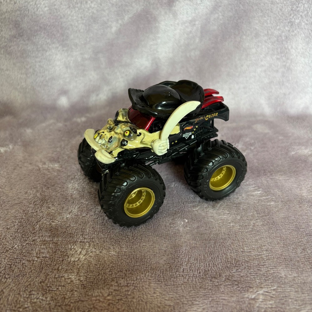 Hot Wheels Monster Jam Pirates Curse Diecast Monster Truck Black Gold Skull Hat
